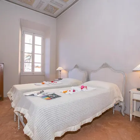 Villa Fiumelatte Sleeps 10 *